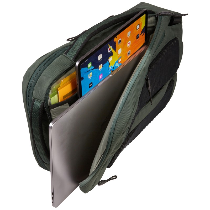 Proteggi un laptop da 15,6" e un tablet da 10,5" in uno scomparto imbottito con un taschino foderato